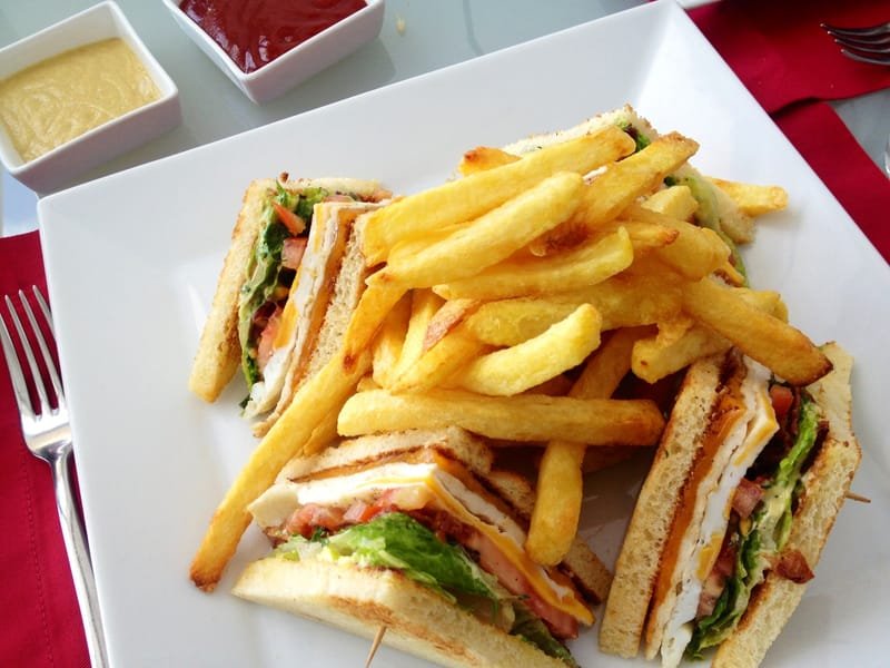 Klab sandviç * сэндвич-клуб & French fries