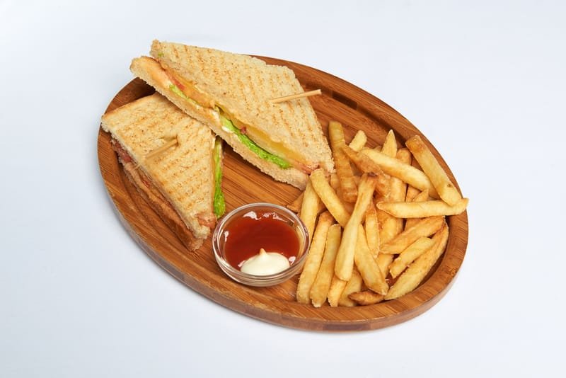 Pendirli sandviç * Сэндвич с сыром & French fries