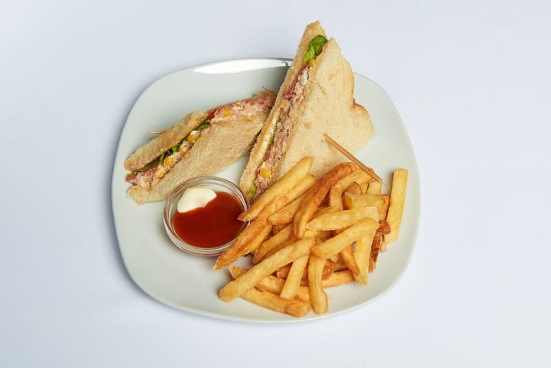 Ton balığı sandviç * Бутерброд с тунцом & French fries