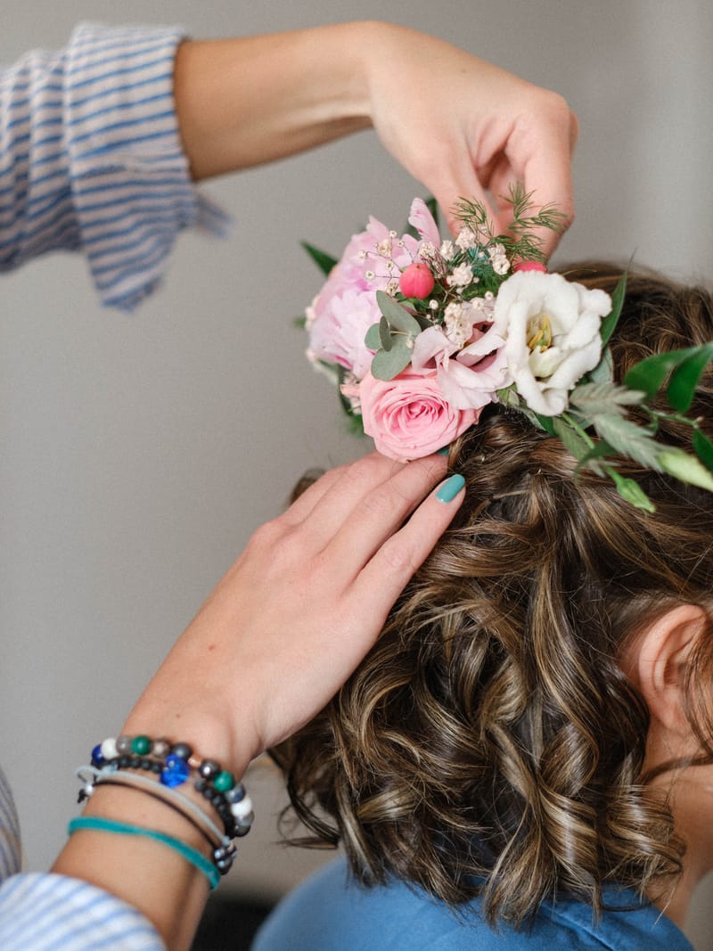 Coiffure Mariage Romantique Avec Demi Couronne De Fleurs Roses Anais