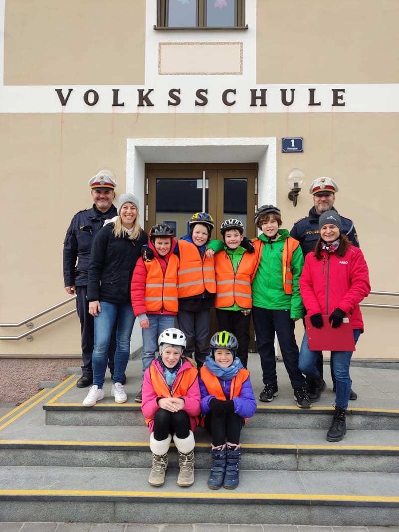 Wei E Fahne Bei Der Radfahrpr Fung M Rz Volksschule Gerersdorf