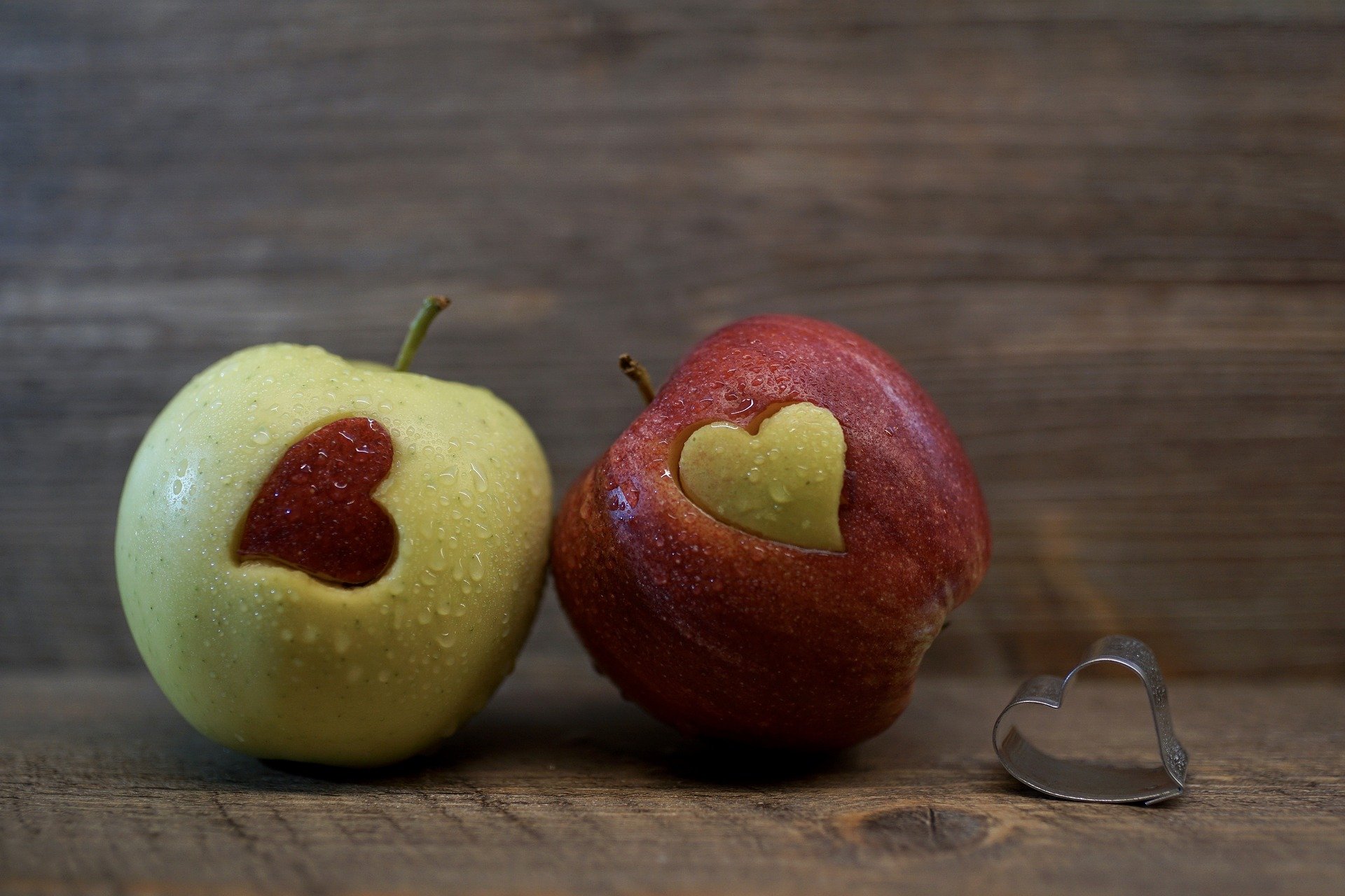 أيهما أفضل التفاح الأخضر أم الأحمر وماهو الفرق بينهما؟