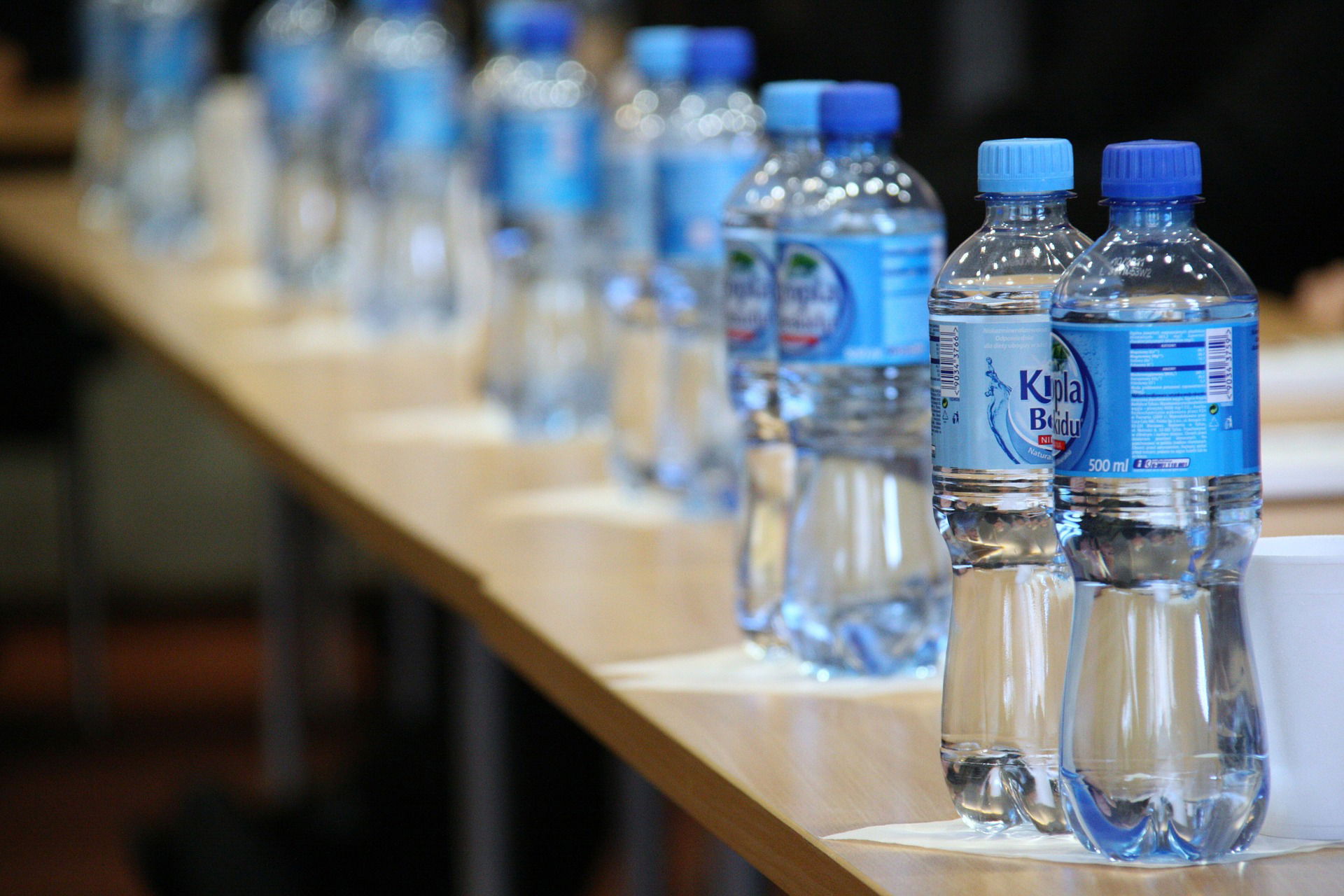 ماء الزجاجات البلاستيكية.. ماذا يفعل بالجسم؟