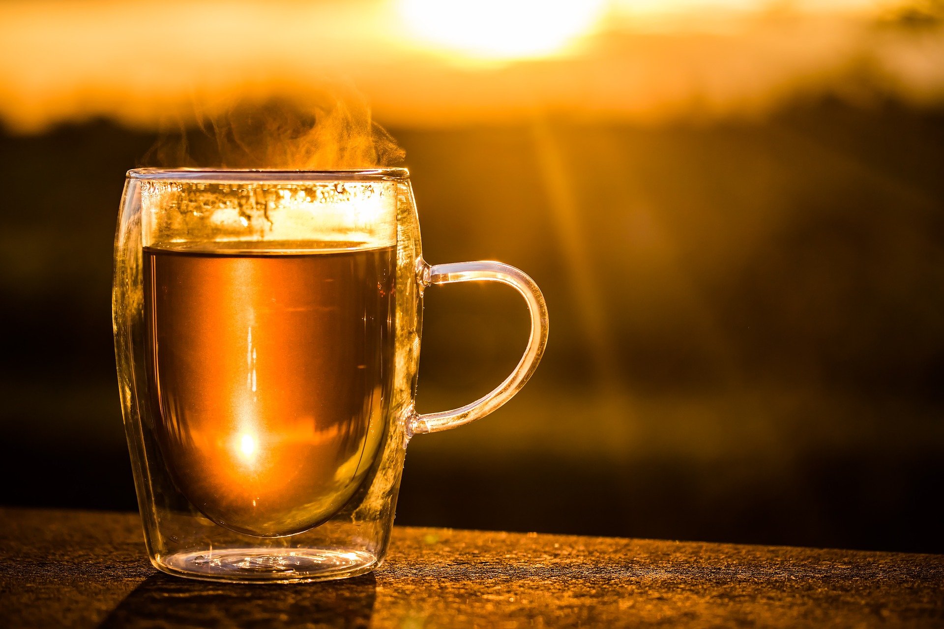 دراسة تحسم الجدل حول تناول الشاي الساخن في الجو الحار