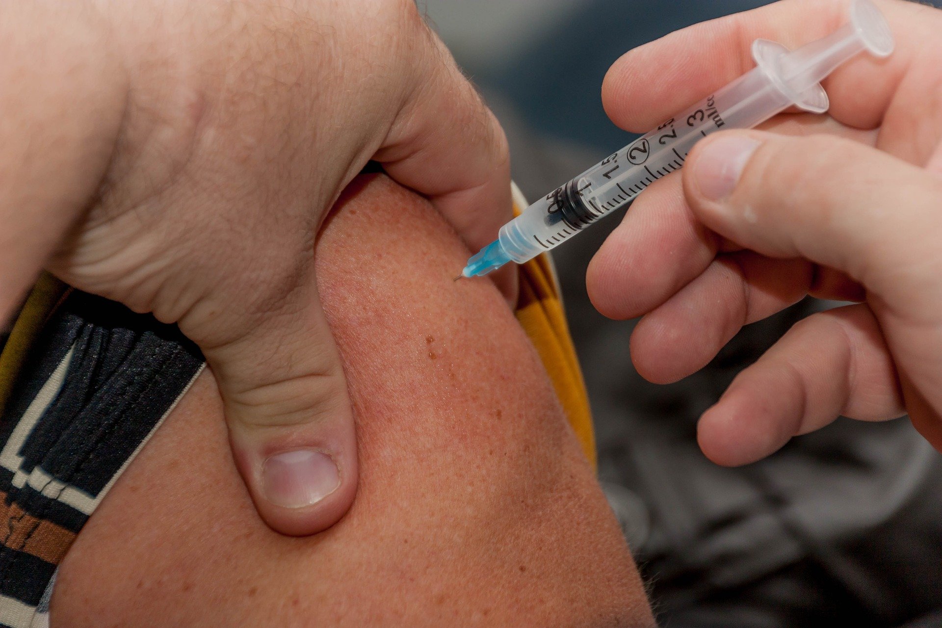 Mais de 90% da população-alvo já recebeu uma dose da vacina contra a covid-19 no Brasil, afirma Ministério