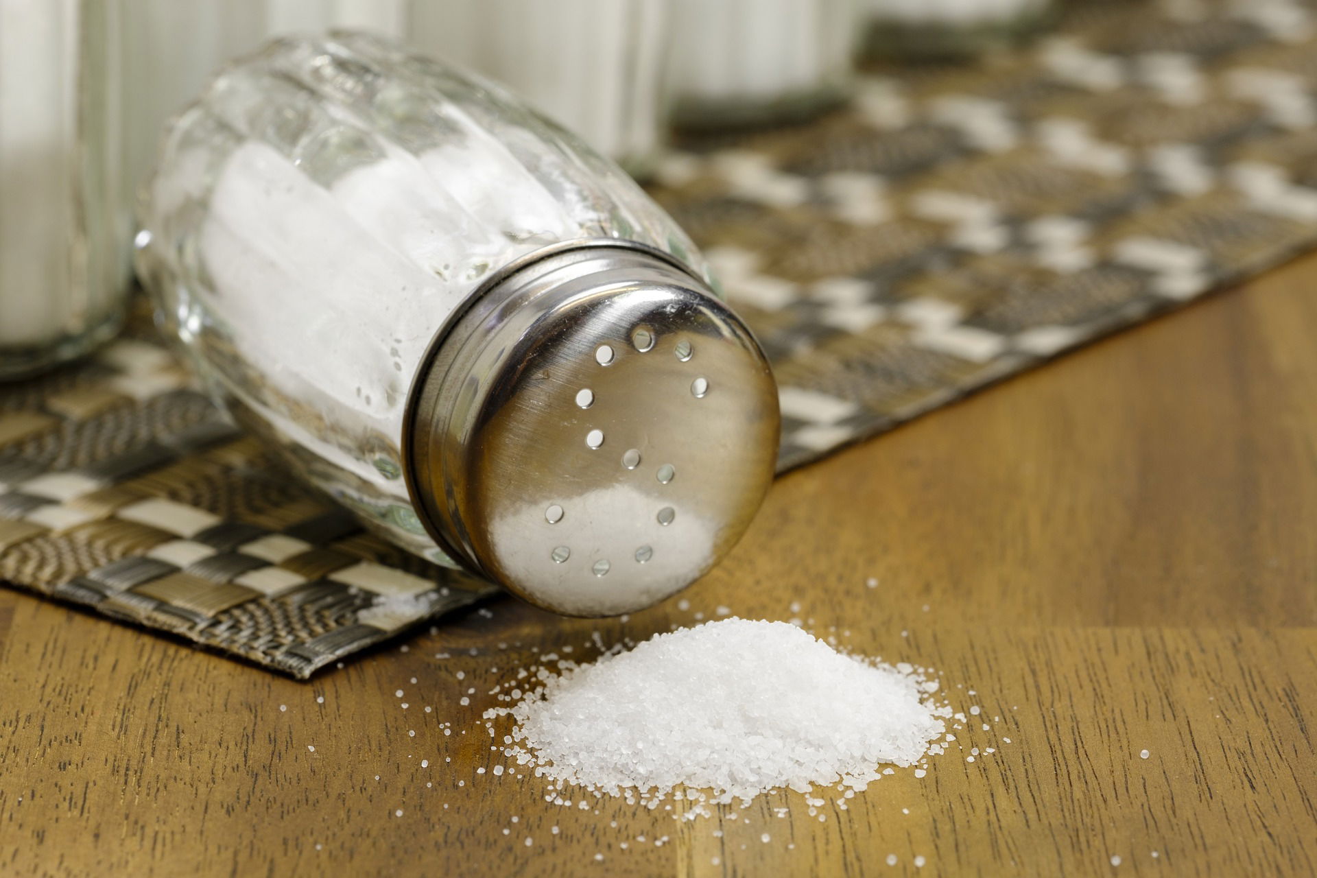 طرق تساعدك على تقليل تناول الملح