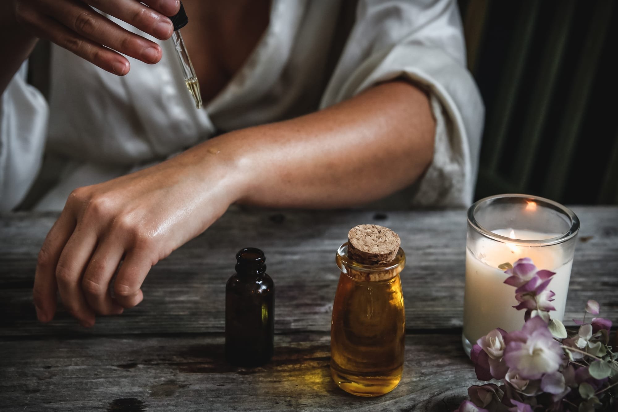 What’s the Difference Between a Holistic and Clinical Aromatherapist?