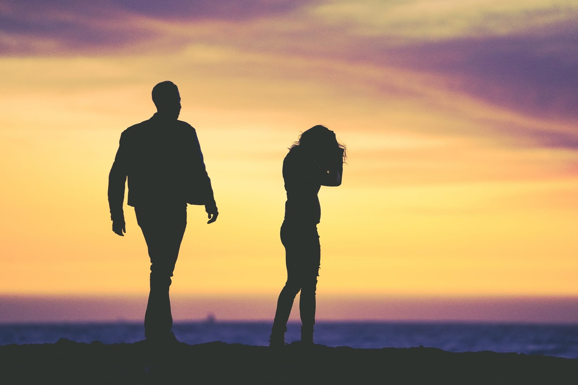 Cum treci peste durerea divortului: 8 strategii de supravietuire atunci cand lumea se intoarce cu susul-n jos