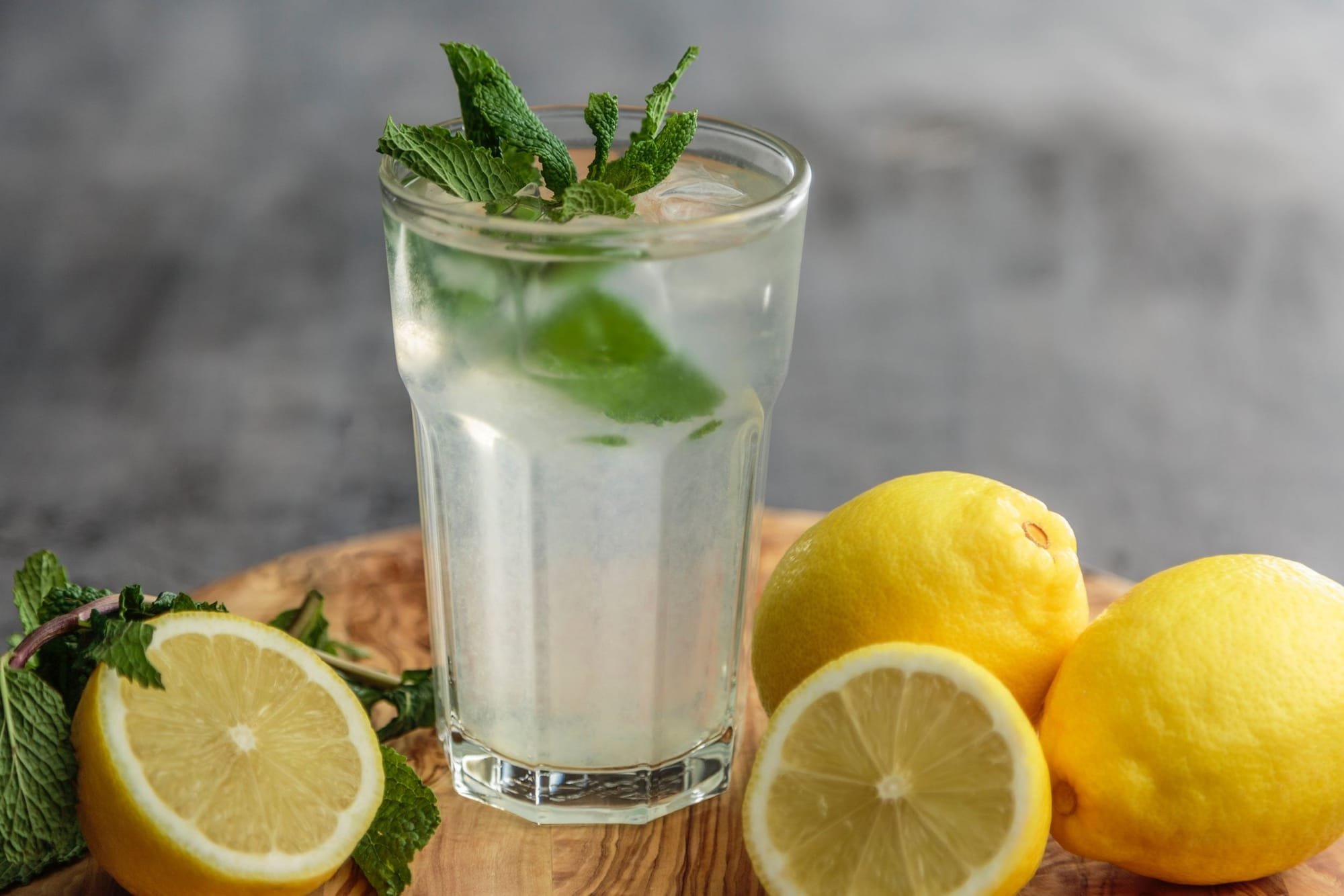 5 حالات "خطيرة" يمكن أن يسببها شرب الكثير من ماء الليمون