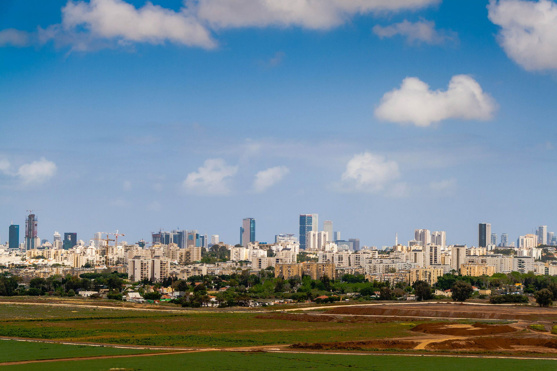 האם מותר למכור דירה בבניין משותף לחנות?