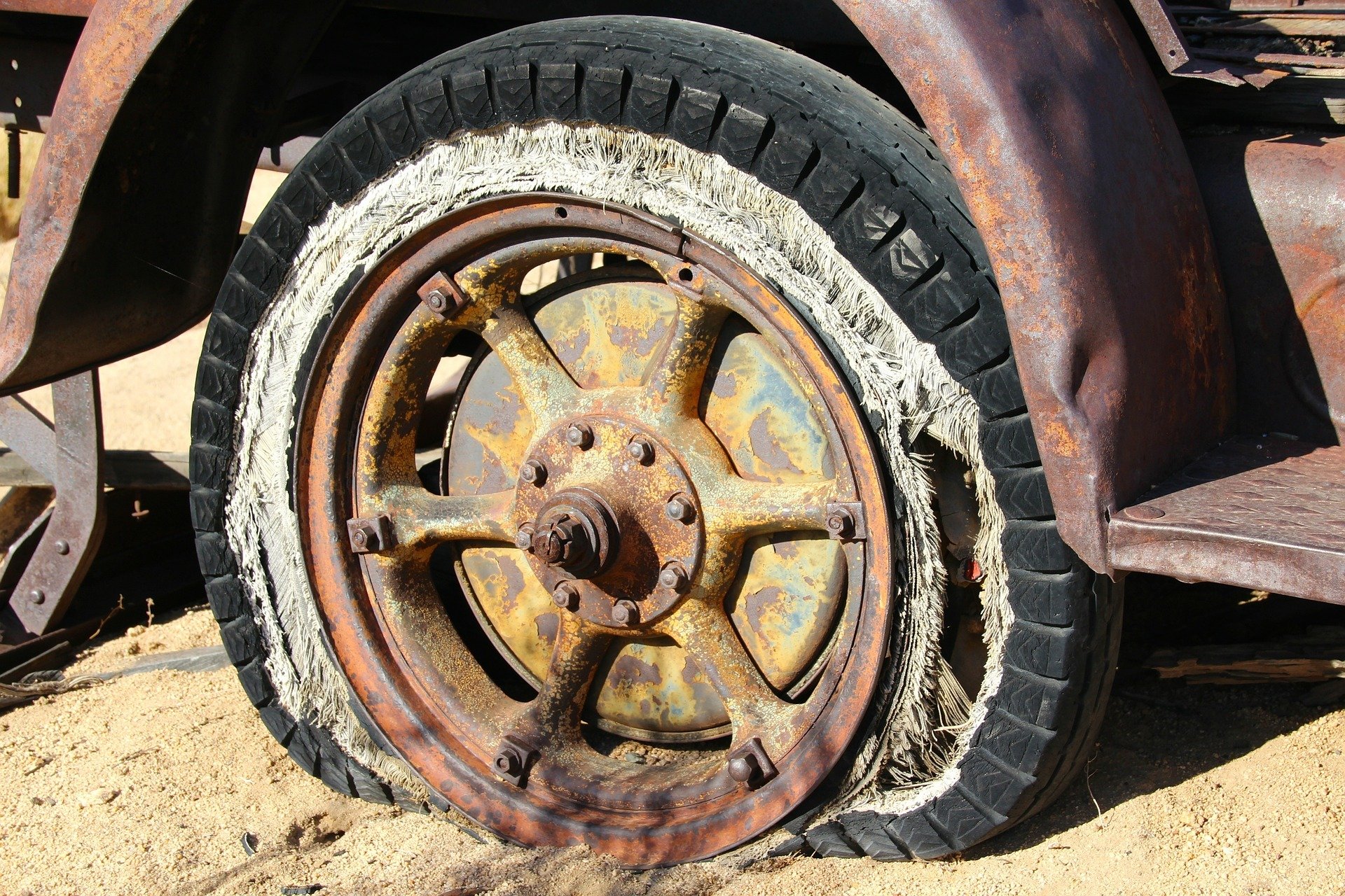 Como mudar um pneu de camião furado em segurança?