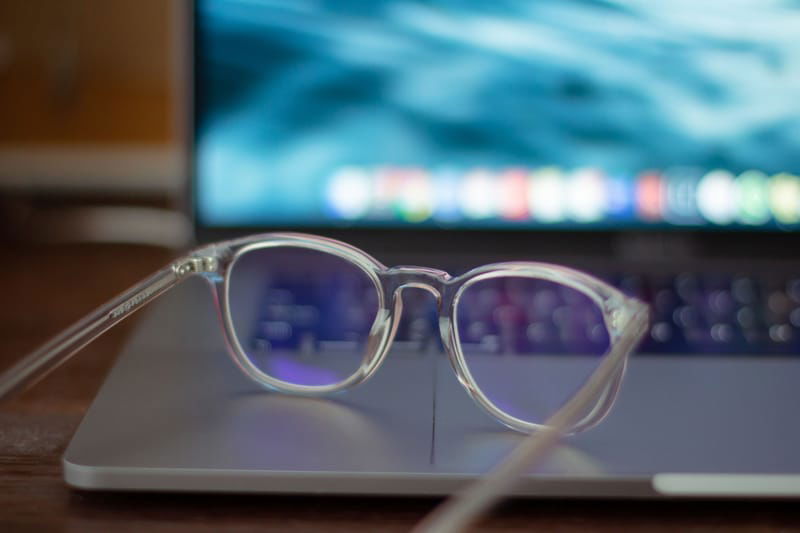 Lunettes anti-lumière bleue : sont-elles vraiment efficaces ? : Femme  Actuelle Le MAG