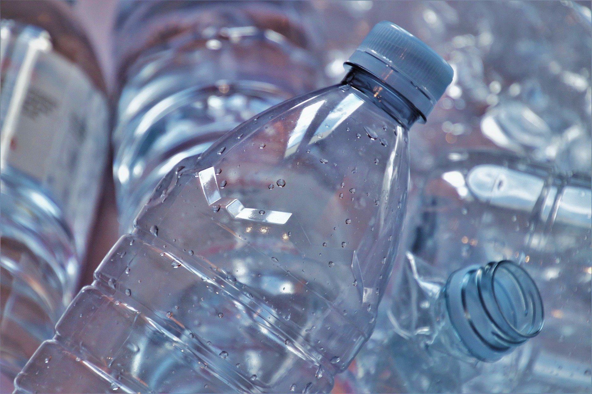 تهدد خصوبتك.. مخاطر إعادة استخدام زجاجات المياه البلاستيكية