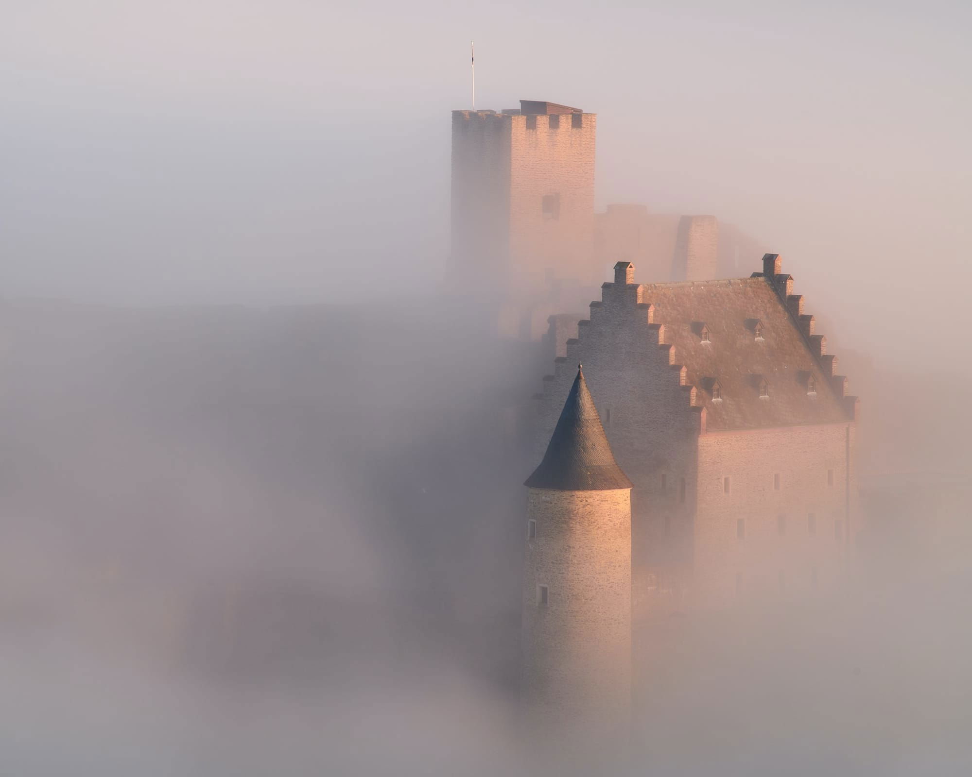 Mélusine et les quatre Châteaux. 3. Bild: Château dans les brumes. Raphaëlle Zaneboni