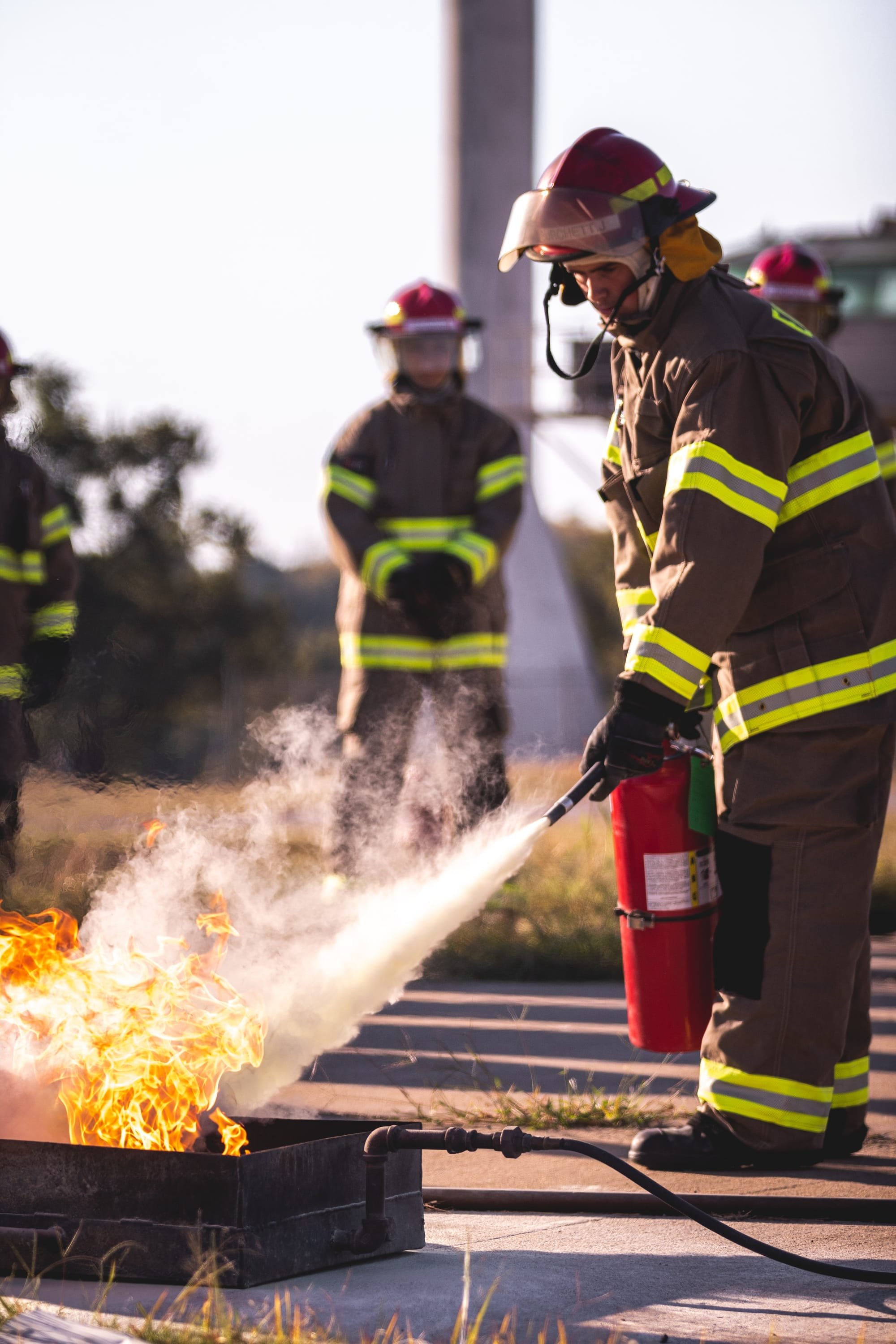 כיבוי אש במקום העבודה: הדרכות, סימולטורים, ואחריות לבטיחות