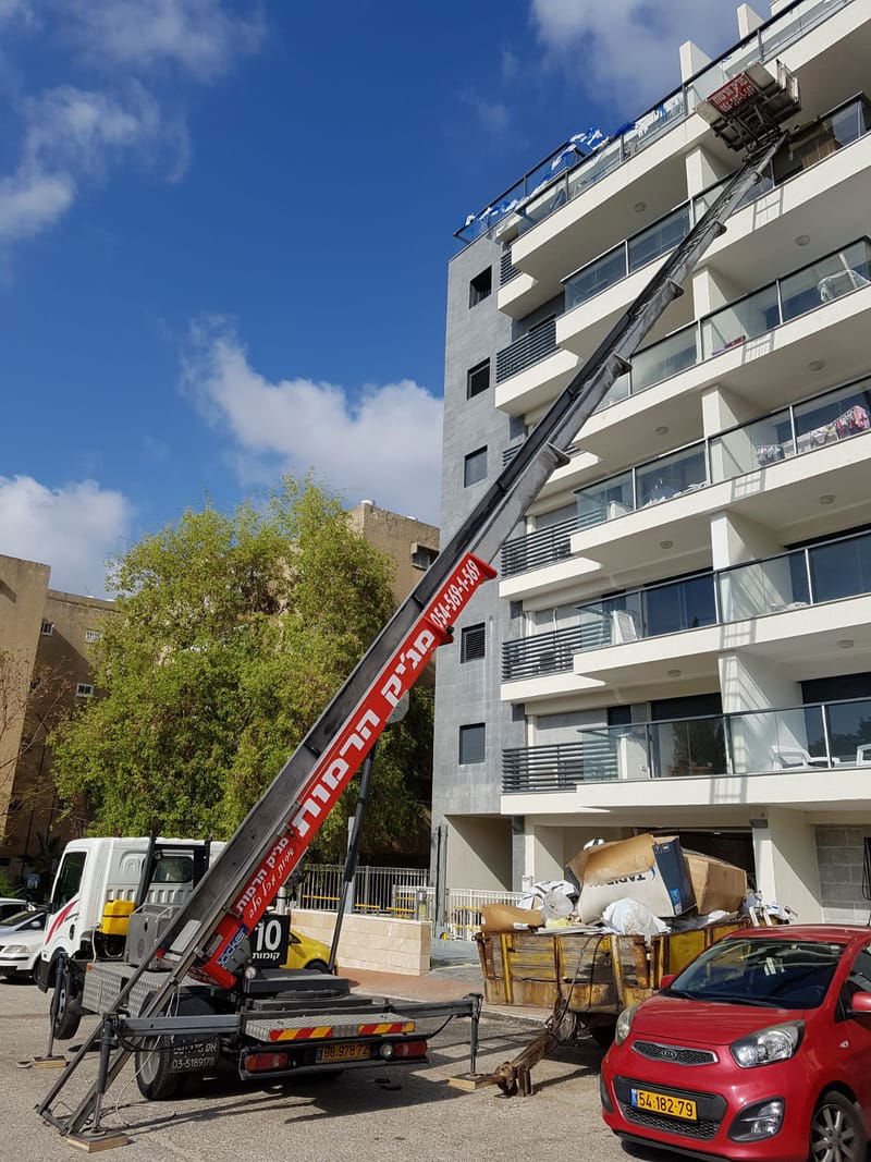 מנוף הרמה גם להורדת פסולת בניין