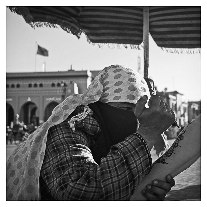 Tatoueuse d'henné, Marrakech, Maroc