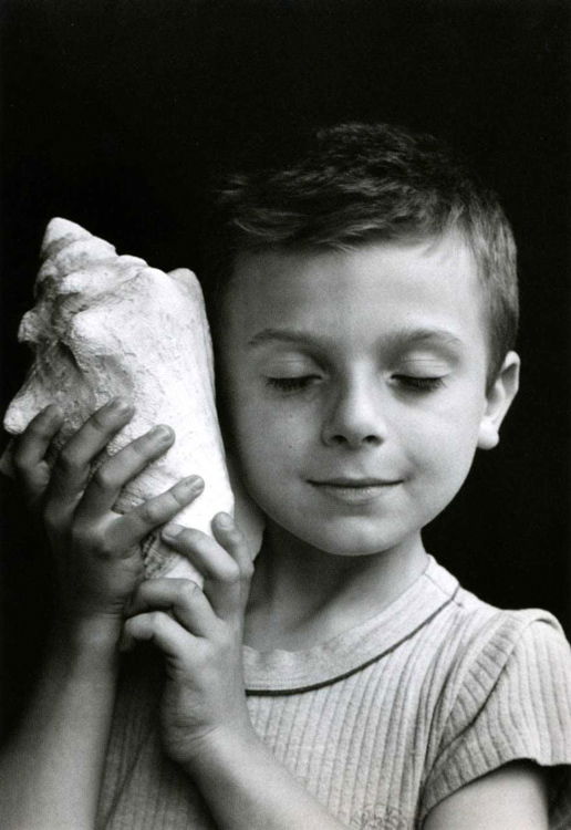 Edouard Boubat - Rémi ecoutant la mer, Paris 1995