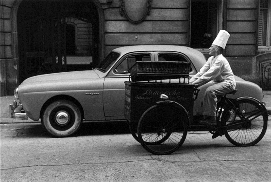Edouard Boubat - Vendeur ambulant de glaces, Paris 1954