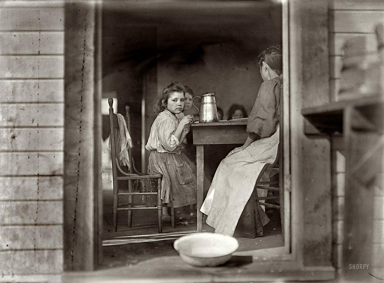 Lewis Wickes Hine - Dinner time 1909