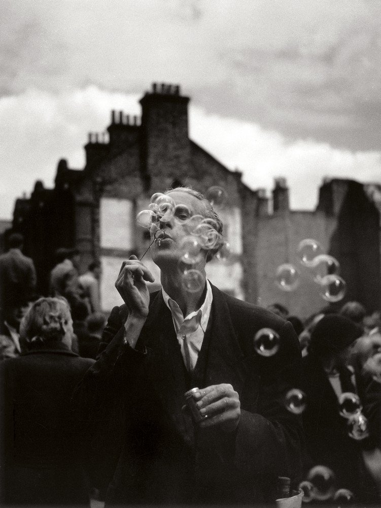 Izis - Homme aux bulles de savon, Whitechapel, Londres 1950
