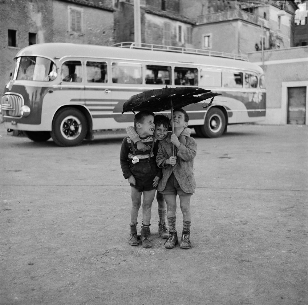 Bill Perlmutter - Three boys under an umbrella, Rome 1956