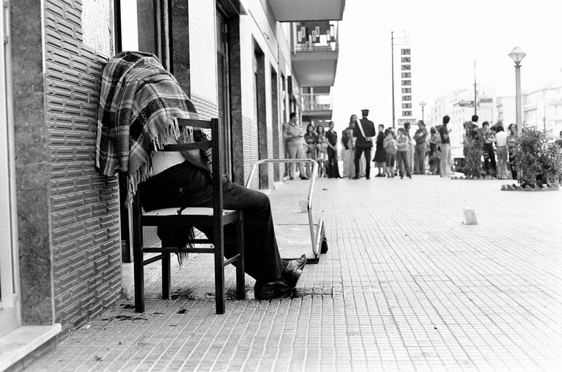 Letizia Battaglia - A murdered man sits in a chair, Palermo 1975