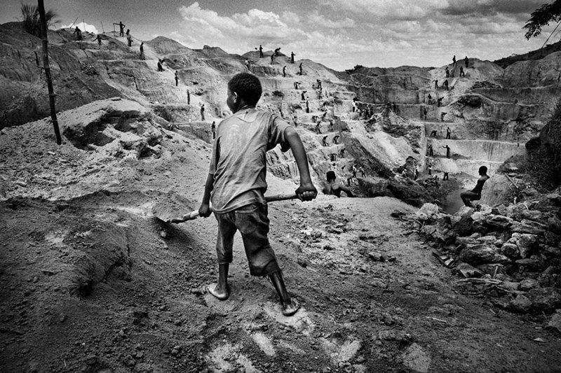 Marcus Bleasdale - A child gold miner in Watsa, Northeastern Congo 2004