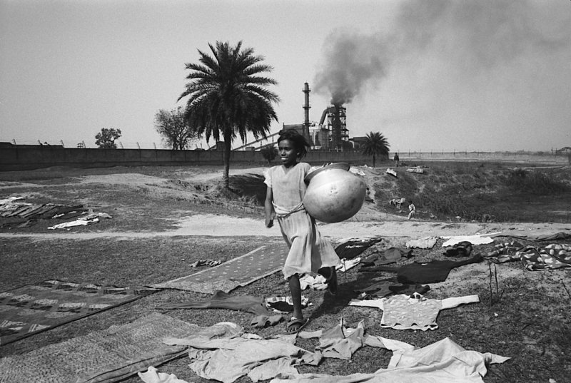 Marie Dorigny - Adivasi sur les terres de Manjhaladih rendues incultivables par la pollution des aciéries, Giridih, Jharkhand, Inde 2008