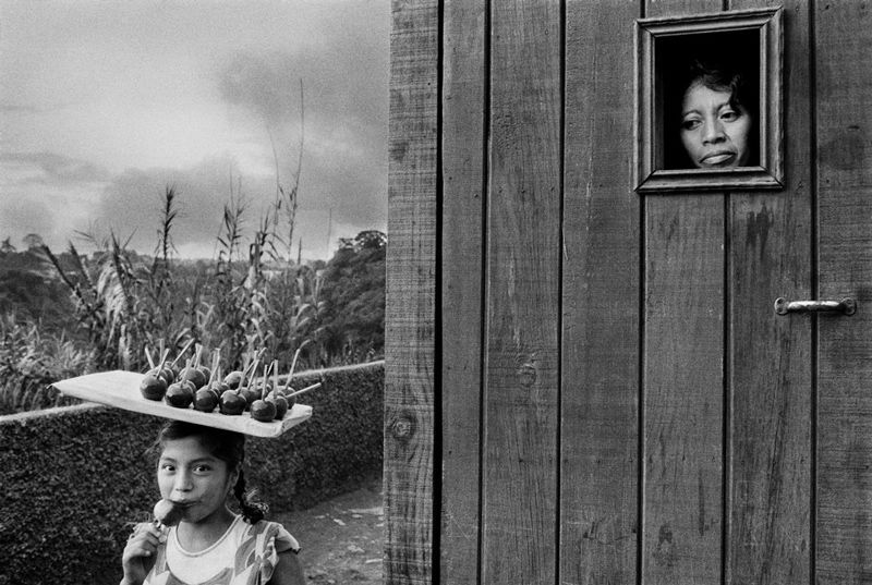 Sebastiao Salgado - Little girl carrying candy apples, Guatemala 1978