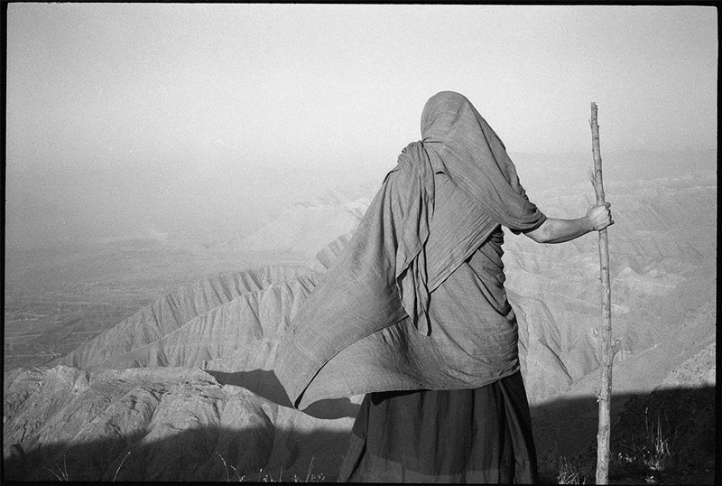 Yankang Yang - Monk standing on the edge of the world, Qinghai 2005