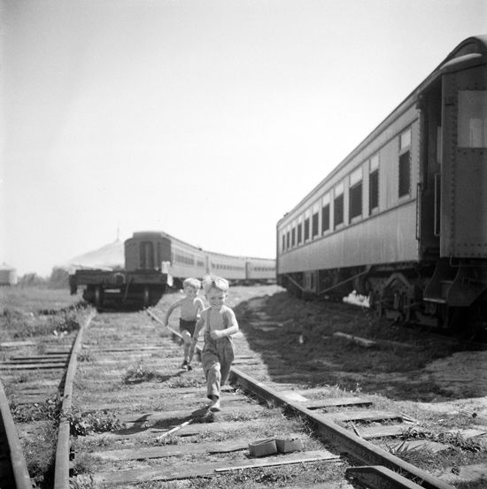 Stanley Kubrick - Circus, children running along train tracks, 1948