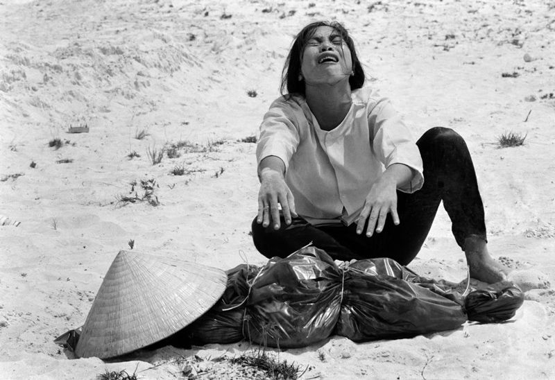 Horst Faas - A South Vietnamese woman mourns over the body of her husband, Vietnam 1969