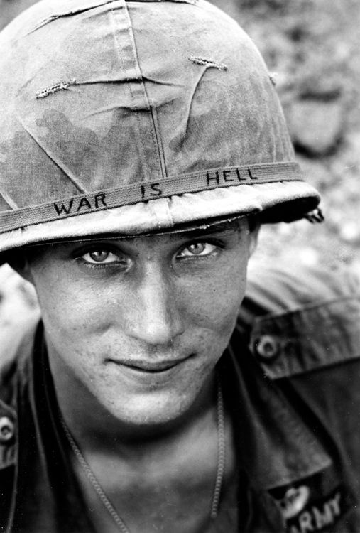 Horst Faas - Un soldat américain avec écrit sur son casque la guerre c'est l'enfer, Vietnam 1965