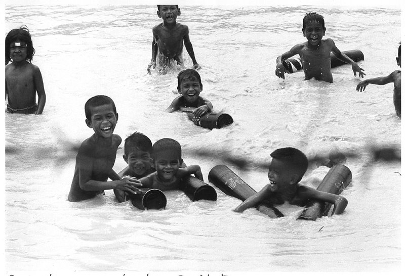 Christine Spengler - Cambodge, enfants nageant dans le Mékong, 1974