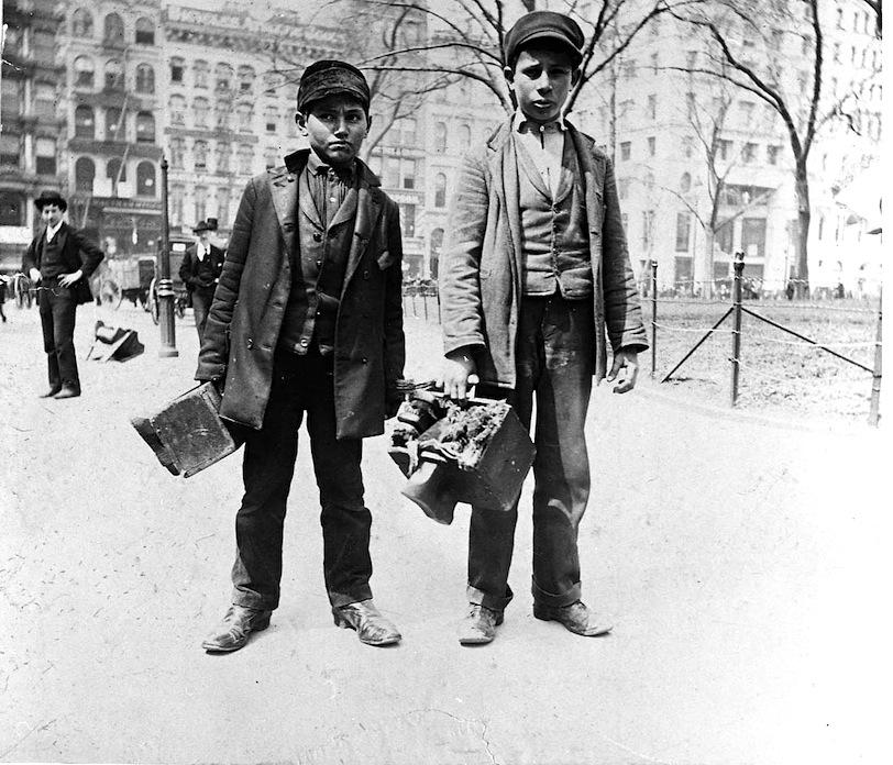 Elizabeth Alice Austen - Two bootblacks, New York City 1896