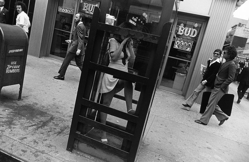 Garry Winogrand - Woman in a Telephone Booth, New York 1972