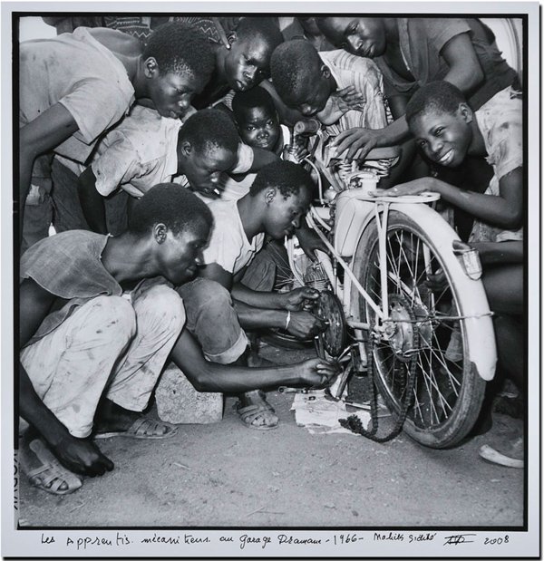 Malick Sidibé - Les apprentis mécaniciens, 1966