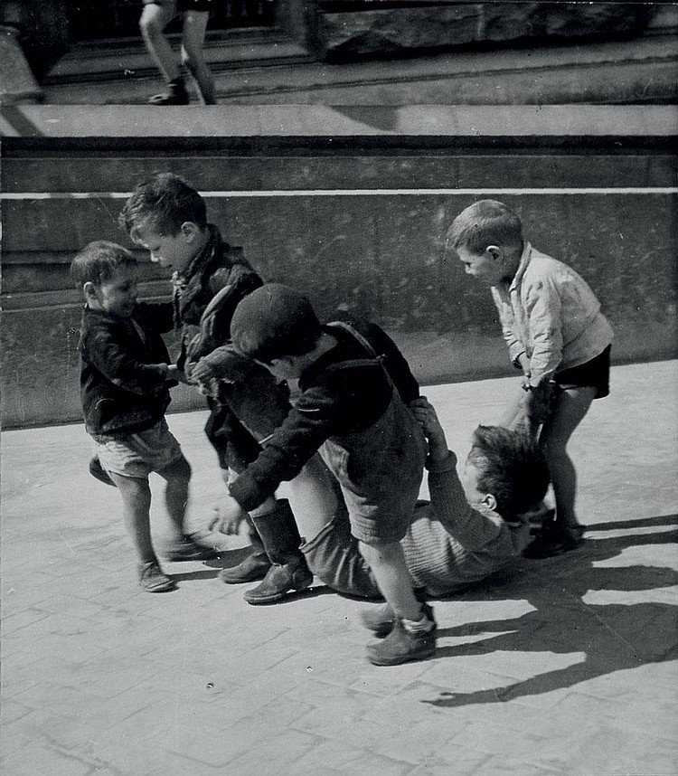 Willy Ronis - Enfants dans la rue, Naples 1938