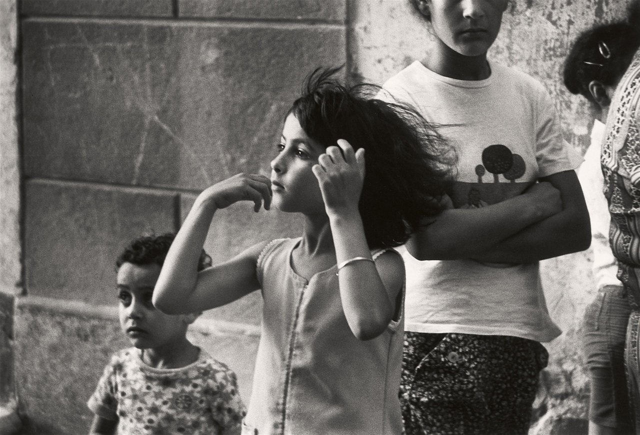 André Kertész - Gypsy girl, Arles 1979