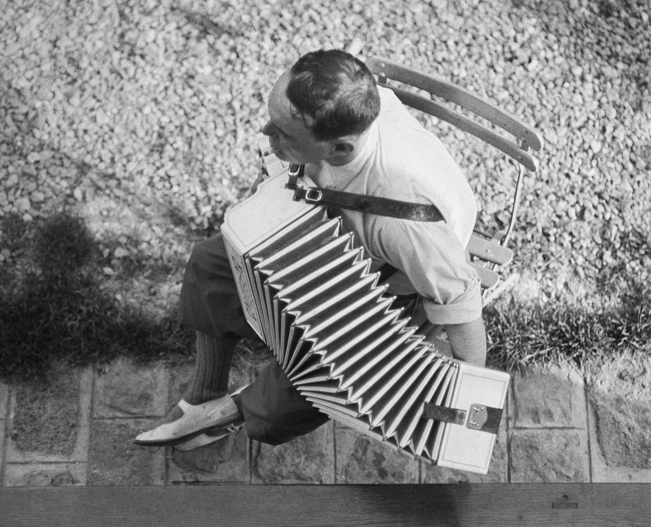 André Kertész - Mac Orlan, jouant de l'accordéon, 1930