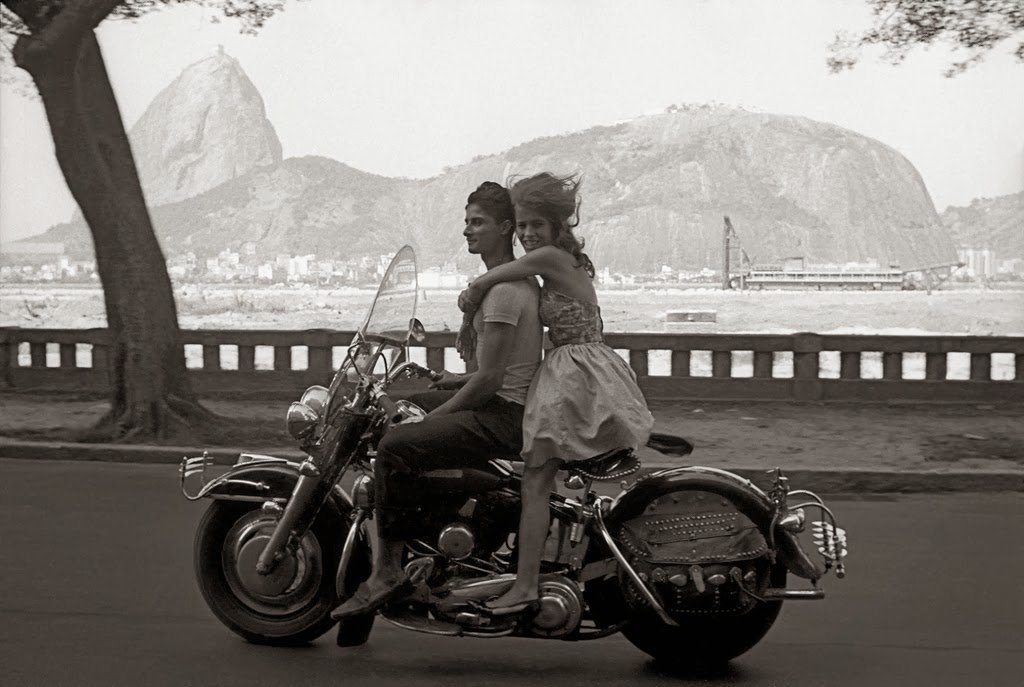 Frank Horvat - 1963, Rio de Janeiro, Brésil, couple sur une Harley Davidson