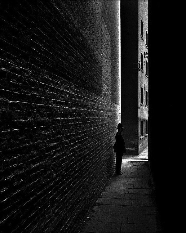 Bill Brandt - Policeman in a Bermondsey Alley, 1938