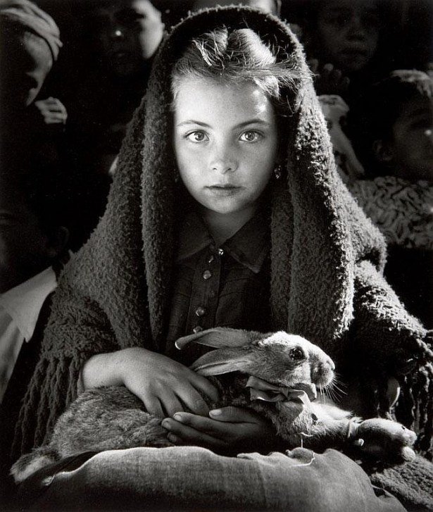 Jean Dieuzaide - La petite fille au lapin, Nazaré, Portugal 1954