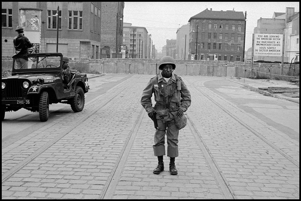 Leonard Freed - American soldiers stand guard as the wall is put up, Berlin 1961