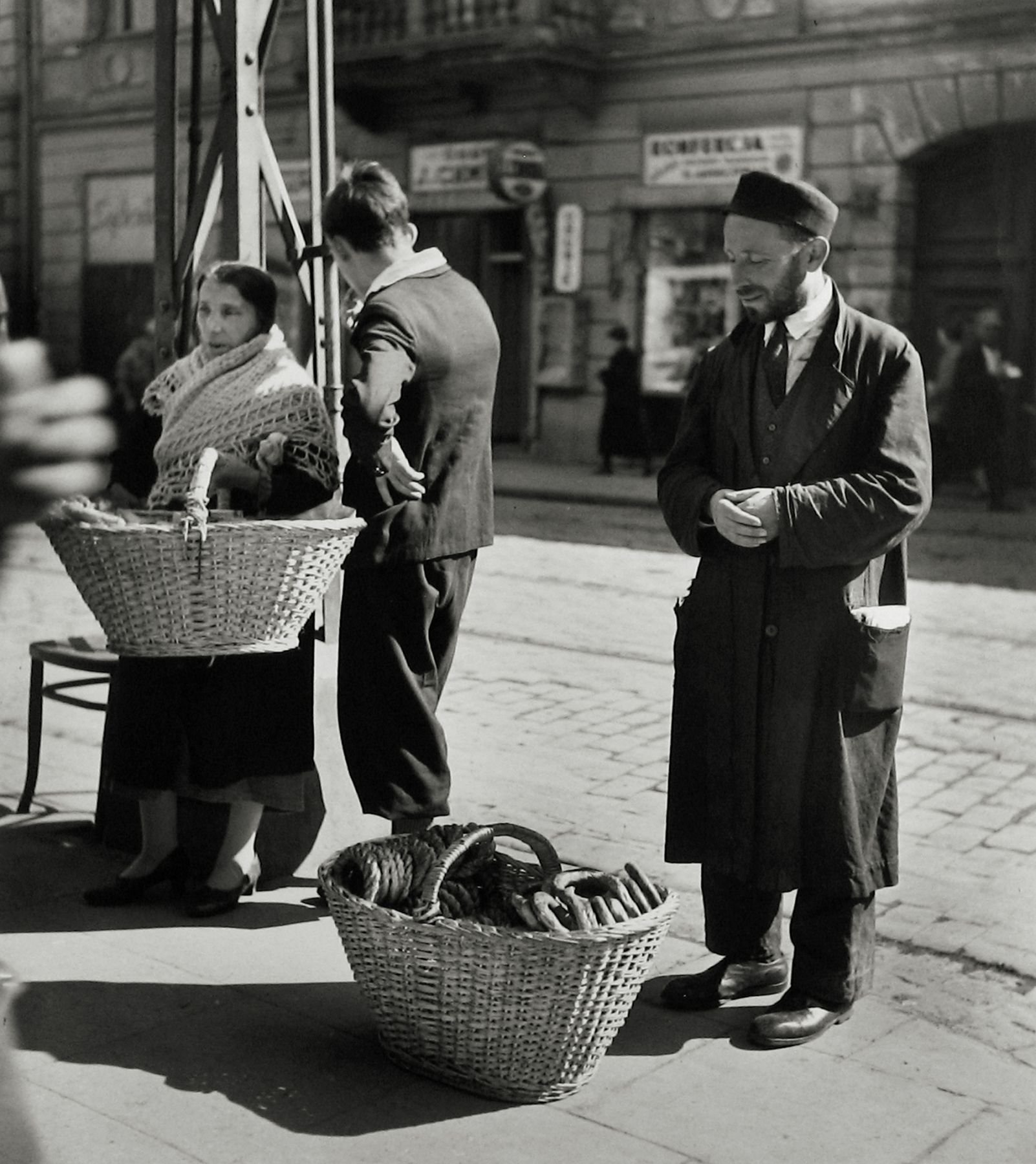 Roman Vishniac - A family of bagel peddlers, Warsaw 1938