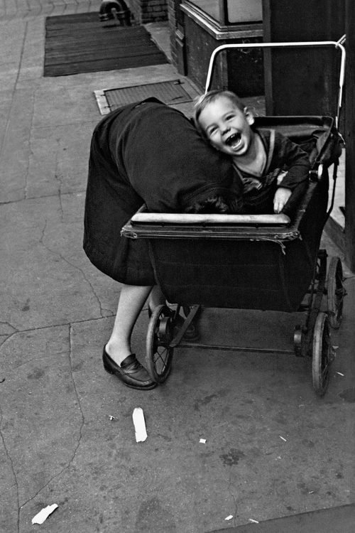 Helen Levitt - Baby carriage, New York 1940