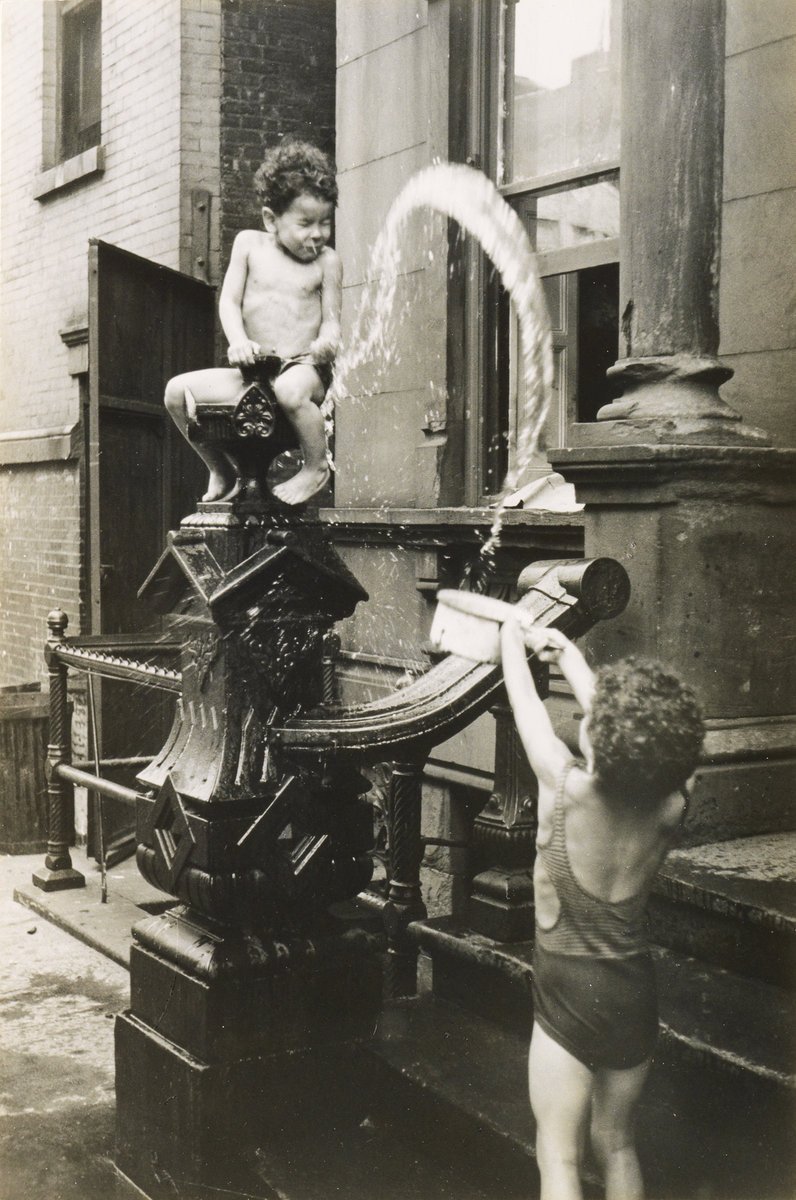 Helen Levitt - Kids splashing water, New York 1942
