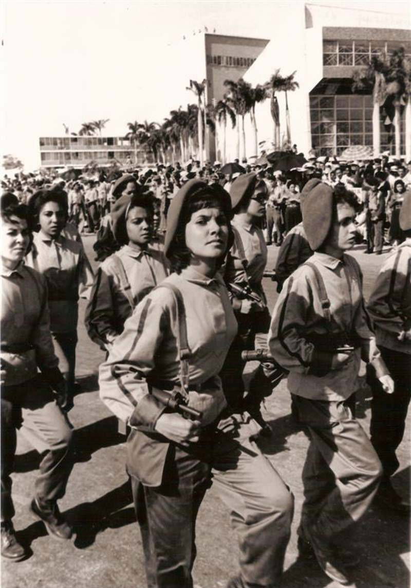 Alberto Korda - Mujer marcha