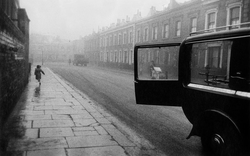 Robert Frank - Hearse and child, London 1951